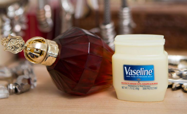 Vaseline op pols zodat parfum langer blijft zitten