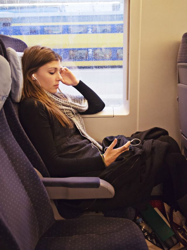 Vrouw in trein met muziek op