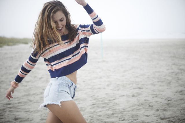 jonge vrouw dansen strand