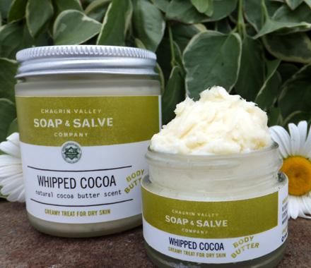Body cream bestaande uit louter natuurlijke ingrediënten: Organic unrefined Cocoa Butter; Organic Virgin Coconut Oil; Organic Virgin Pumpkin Seed Oil; Organic Mango Butter; Organic Jojoba Oil; Organic Arrowroot Powder. 

€ 17,88 via <a target="_blank" href="http://www.chagrinvalleysoapandsalve.com/products/detail/for-the-face/moisturizers/whipped-butters/whipped-cocoa-butter/">ChagrinValleySoapandSalve.com</a>.