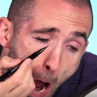 mannen brengen eyeliner aan
