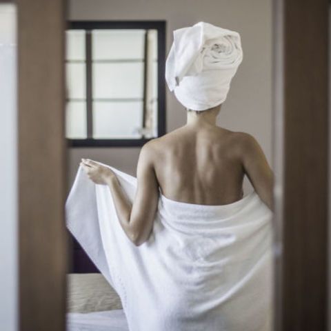 vrouw naakt douche