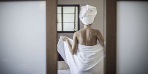 vrouw naakt douche