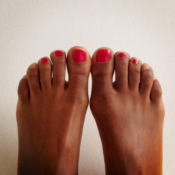 Toe, Skin, Nail, Barefoot, Foot, Light, Beauty, Nail care, Carmine, Beige, 