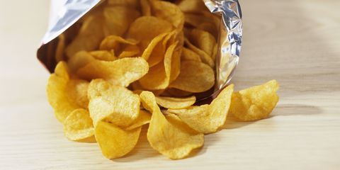 Tegen de wil Samenpersen enthousiast Dit is de chillste en meest luie manier ooit om chips te eten