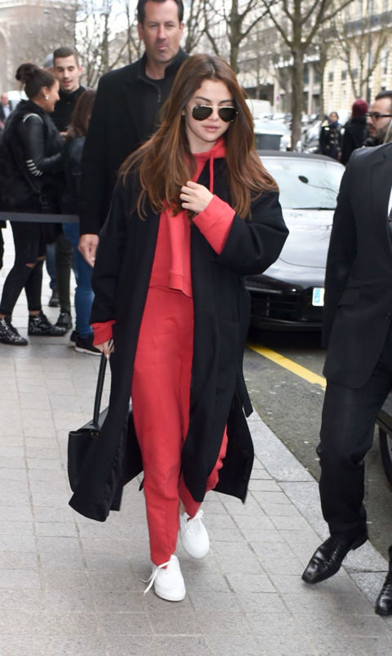Selena Gomez in rood chillpak op straat