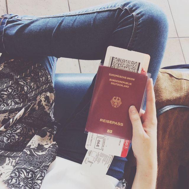 vrouw paspoort vliegticket foto vliegveld. Waarom je nooit een foto van je vliegticket op instagram moet zetten