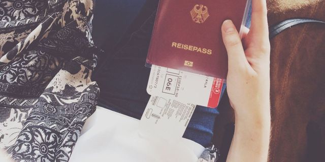 vrouw paspoort vliegticket foto vliegveld. Waarom je nooit een foto van je vliegticket op instagram moet zetten