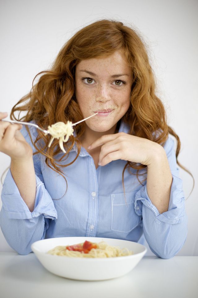 vrouw rood haar pasta