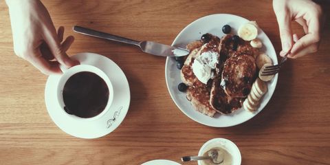 ontbijt met koffie en pannenkoeken