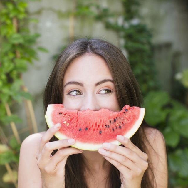 vrouw lachen watermeloen fruit gezond eten