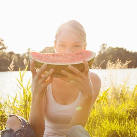 Vrouw eet watermeloen