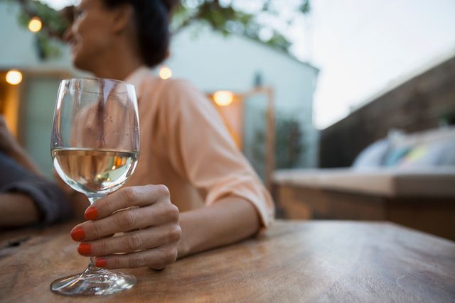Vrouw met wijnglas
