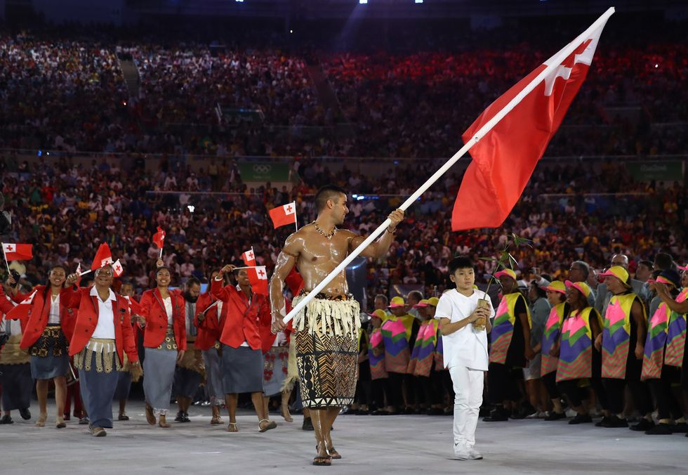 Pita Taufatofua voor tonga olympische openingsceremonie 2016