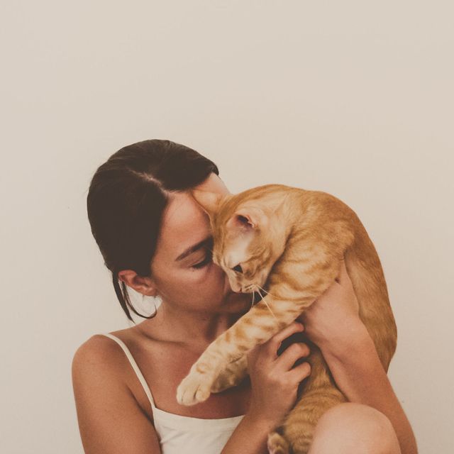 Vrouw knuffelt kat