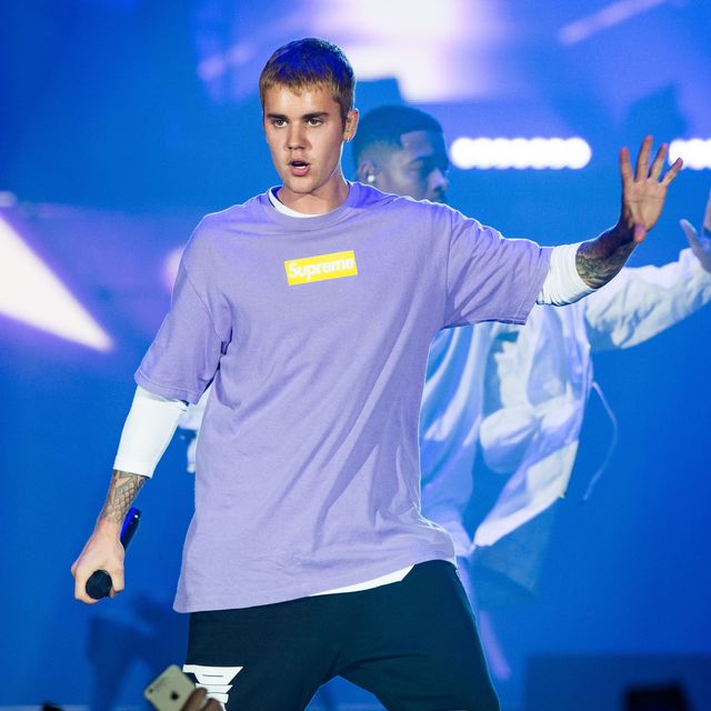 Justin-bieber-loopt-boos-van-het-podium