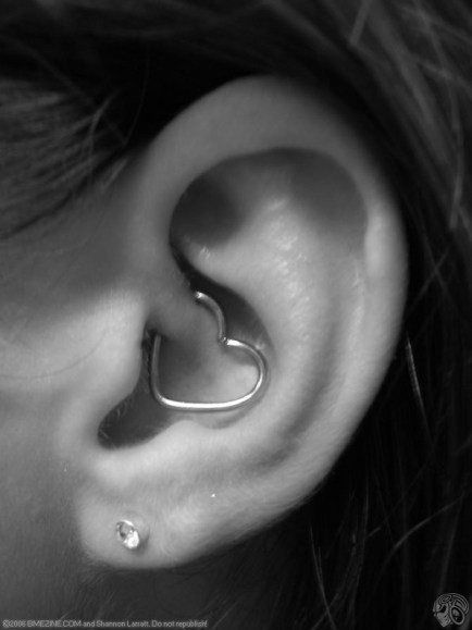 Ear, Organ, Body piercing, Nose, Close-up, Hearing, Human body, Body jewelry, Fashion accessory, Earrings, 