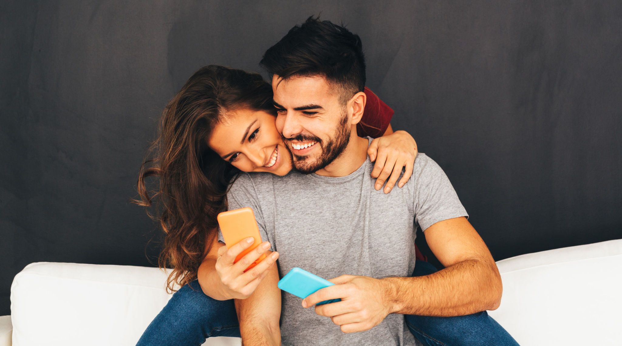 Hoe om te vertellen als de man je dating is het zien van iemand anders Dating liefde tekstberichten