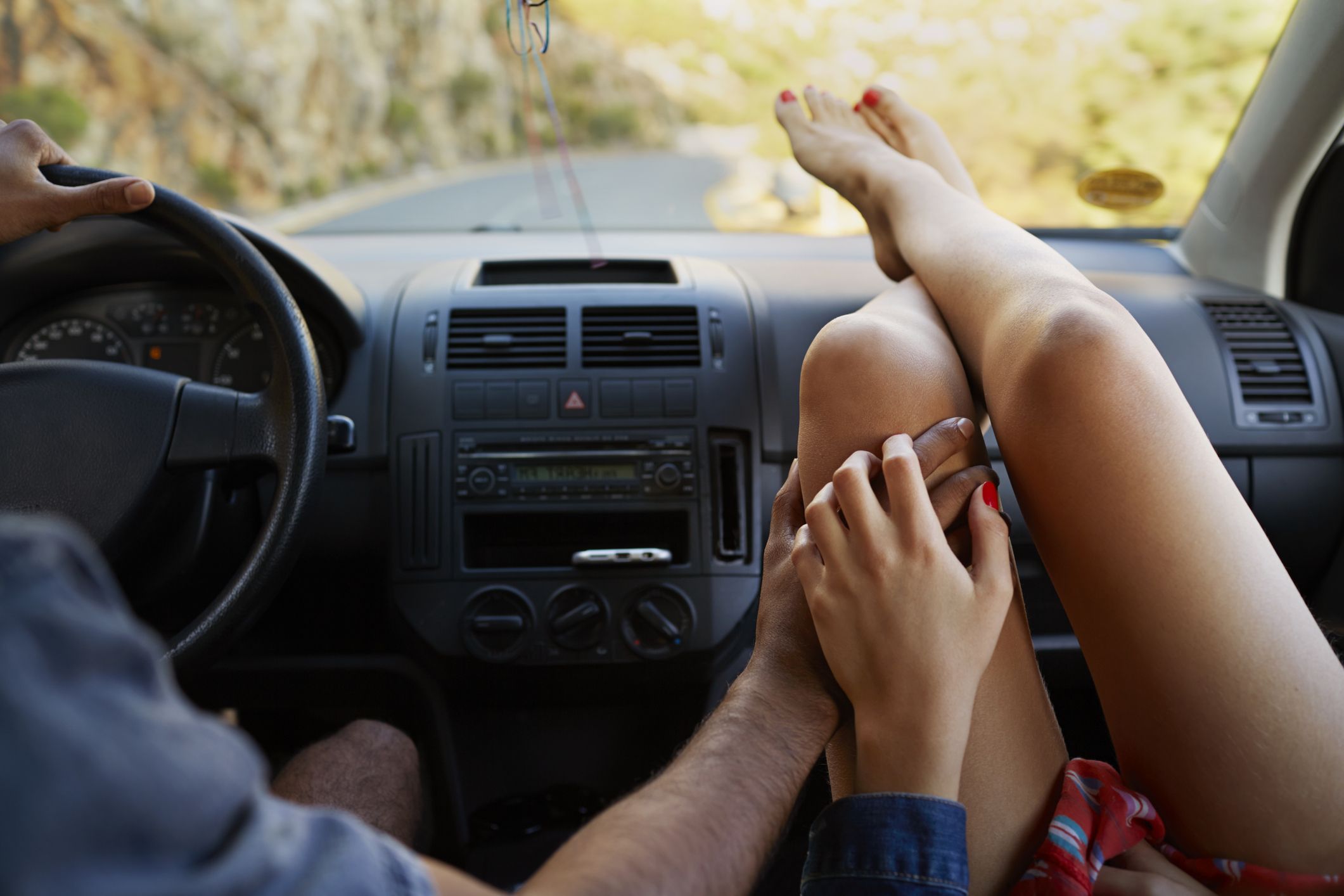 Waarom je NIET je benen op het dashboard in de auto moet leggen