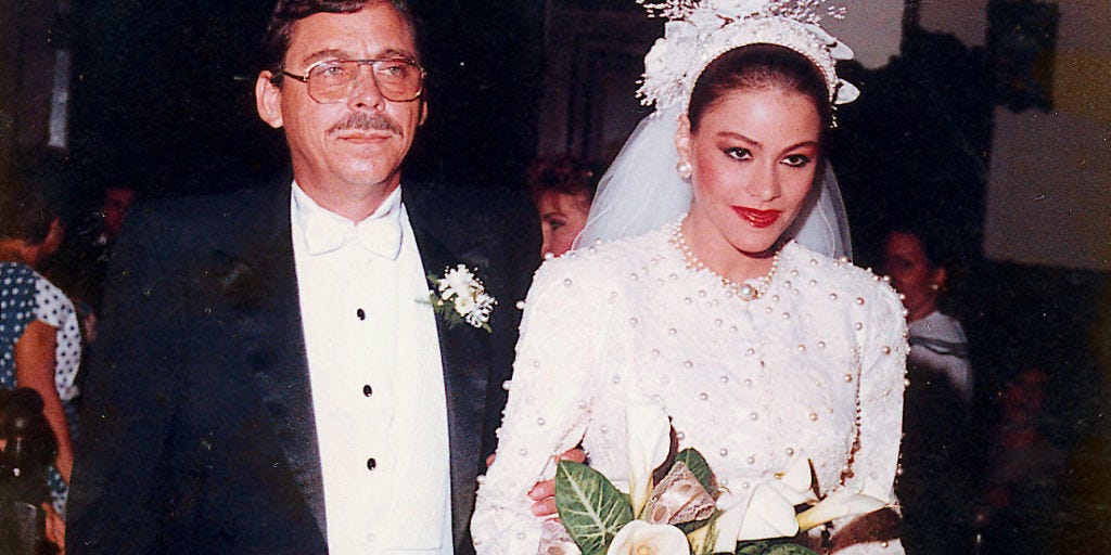 sofia vergara wedding  prove  hasnt aged  day