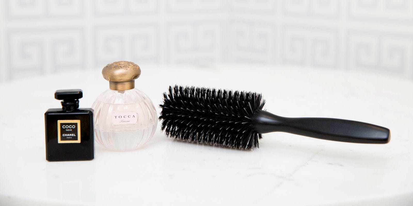 Parfum et brosse à cheveux