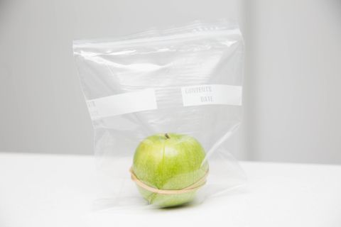 Вставьте артикли there is apple in bag