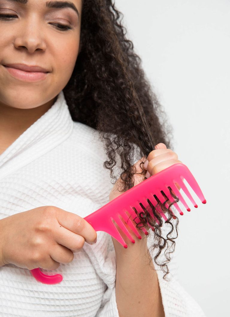 10 Cara Menata Rambut Keriting Dengan Jenius Agar Tidak Mengembang