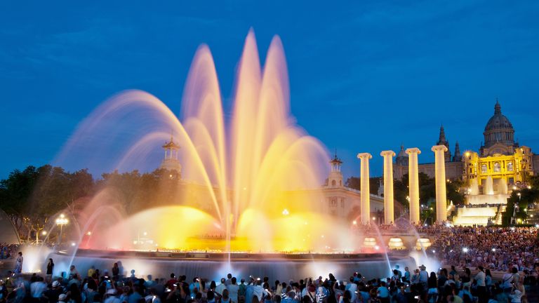 Fountain, Landmark, Crowd, Light, Water feature, Sky, Event, Night, Tourist attraction, World, 