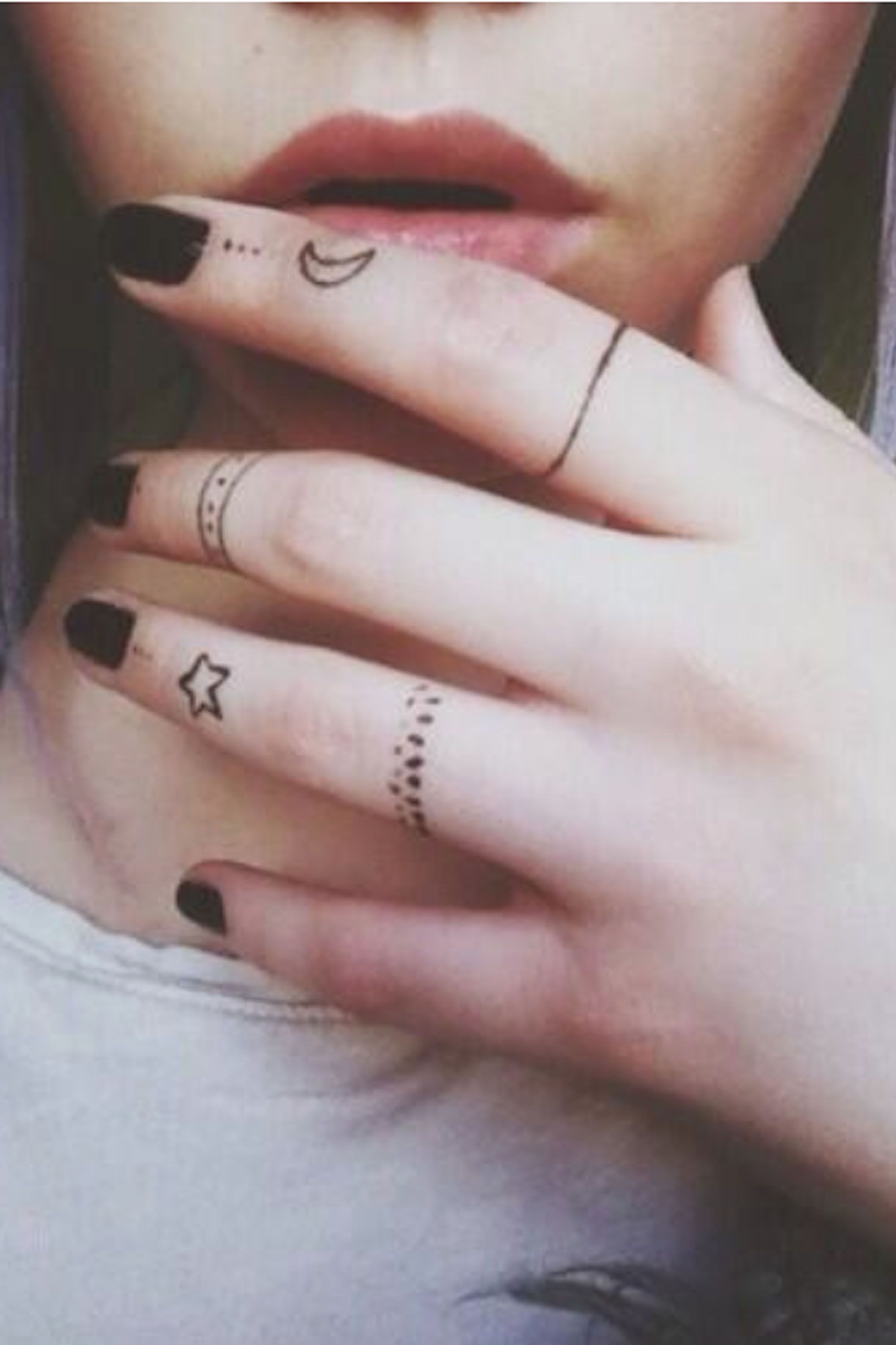 28 Tiny Finger Tattoo Ideas