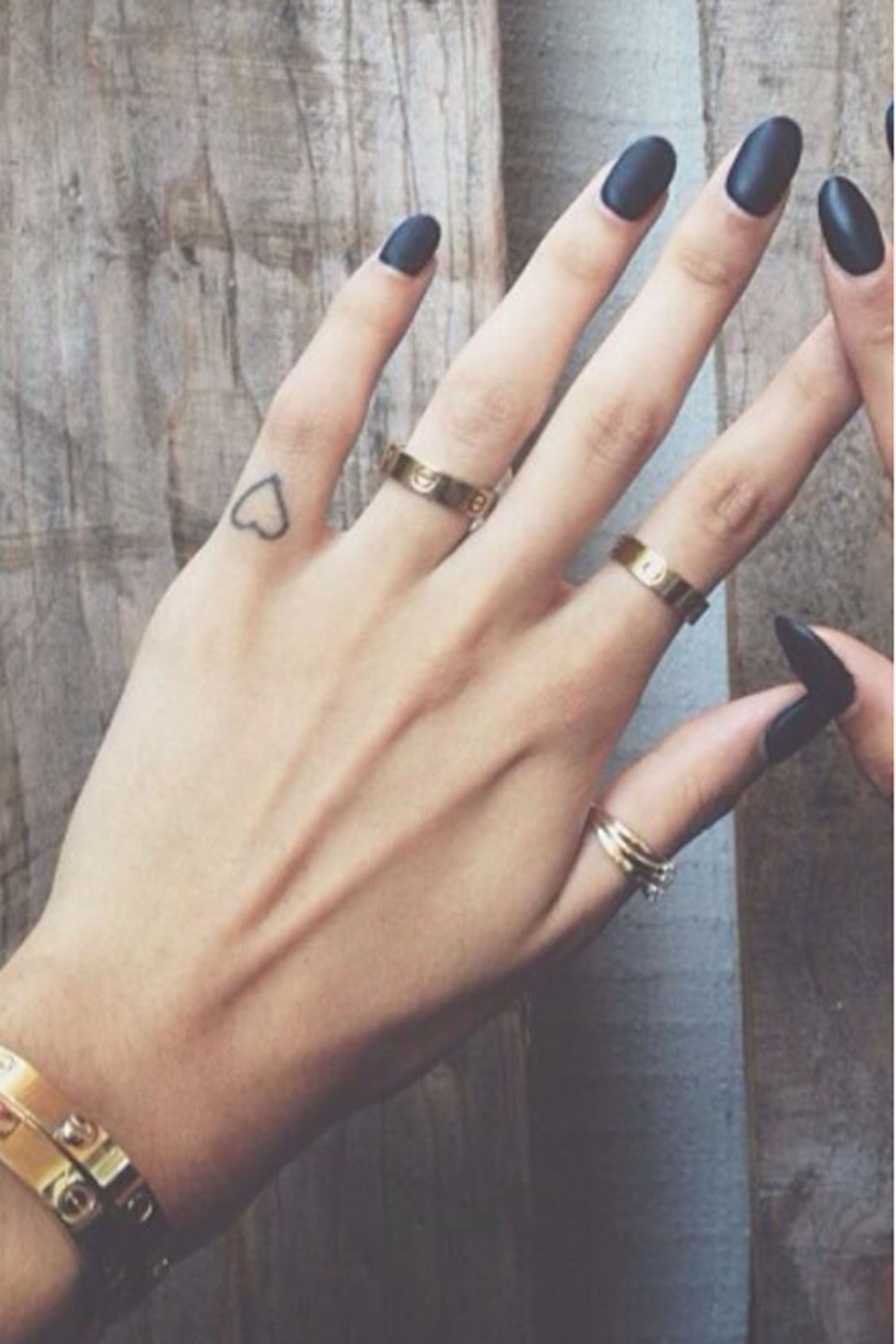 28 Tiny Finger Tattoo Ideas