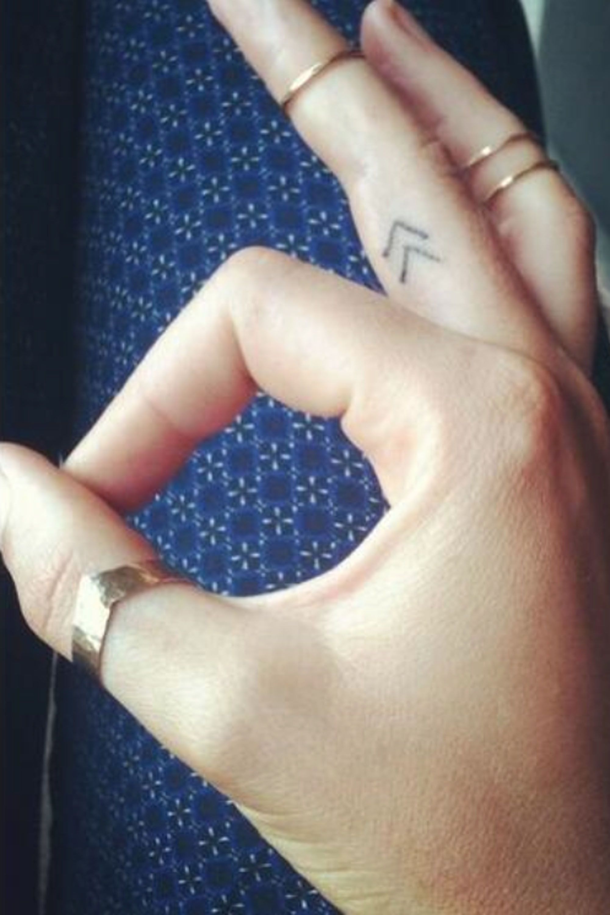 28 Tiny Finger Tattoo Ideas