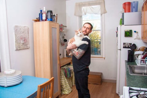 13 Photos of Dudely Men With Their Adorable Cats