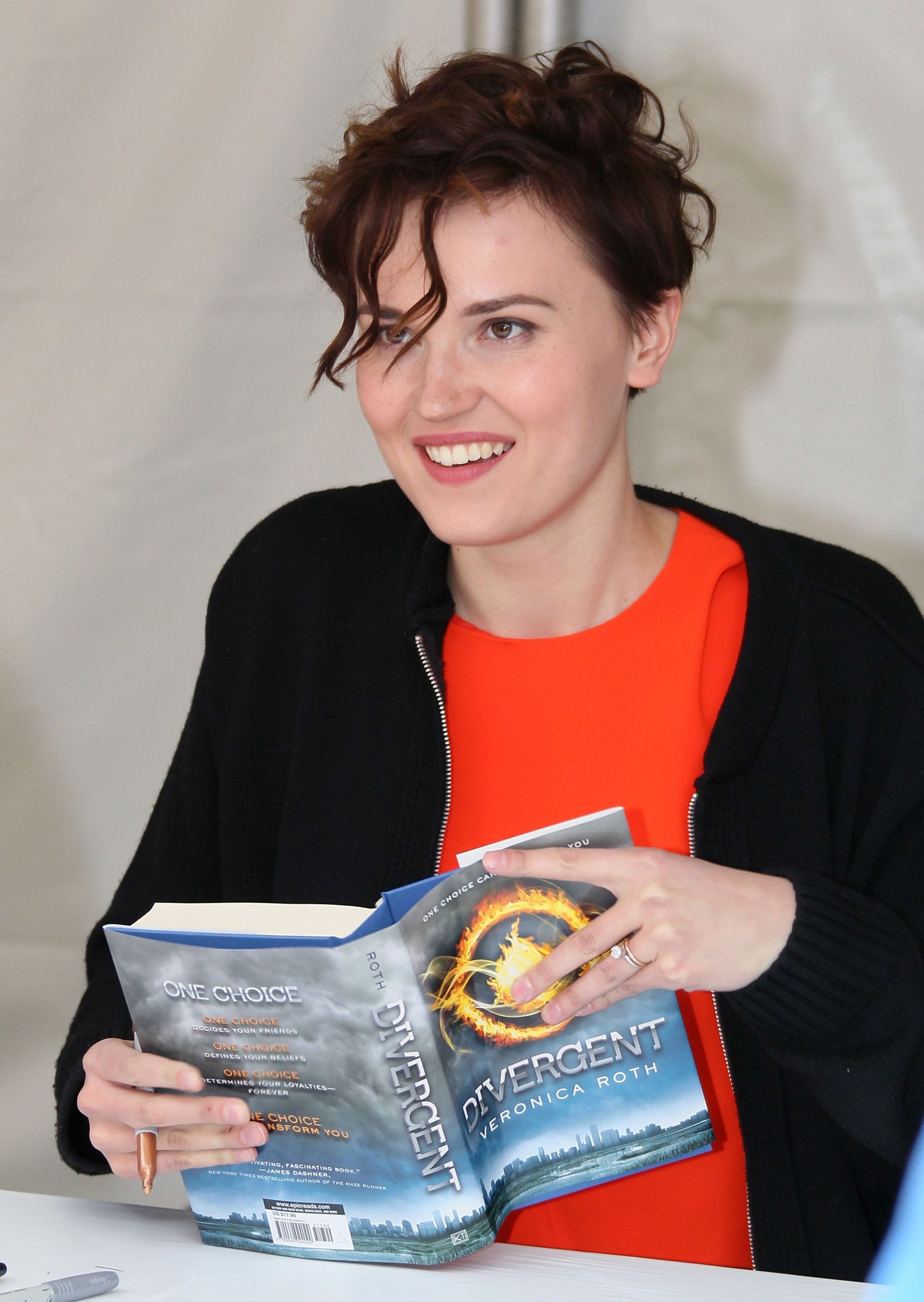 the initiate a divergent story veronica roth