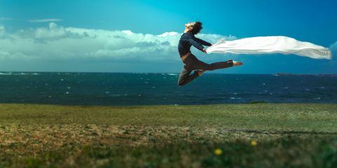 14 Jaw-Dropping Photos of a Male Dancer Mid-Air