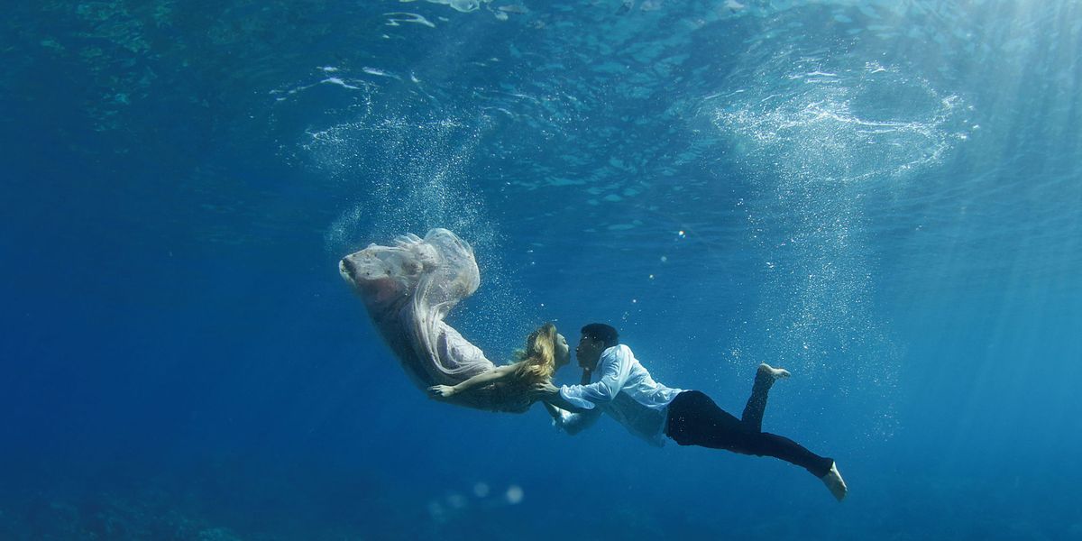 9 Breathtaking Engagement Photos Taken Underwater