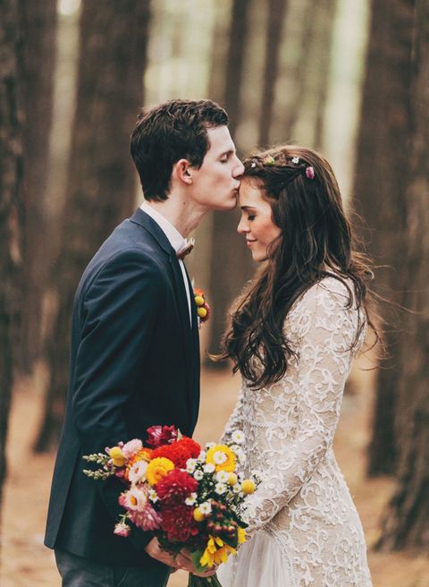 24 stunning ways to wear flowers in your hair on your