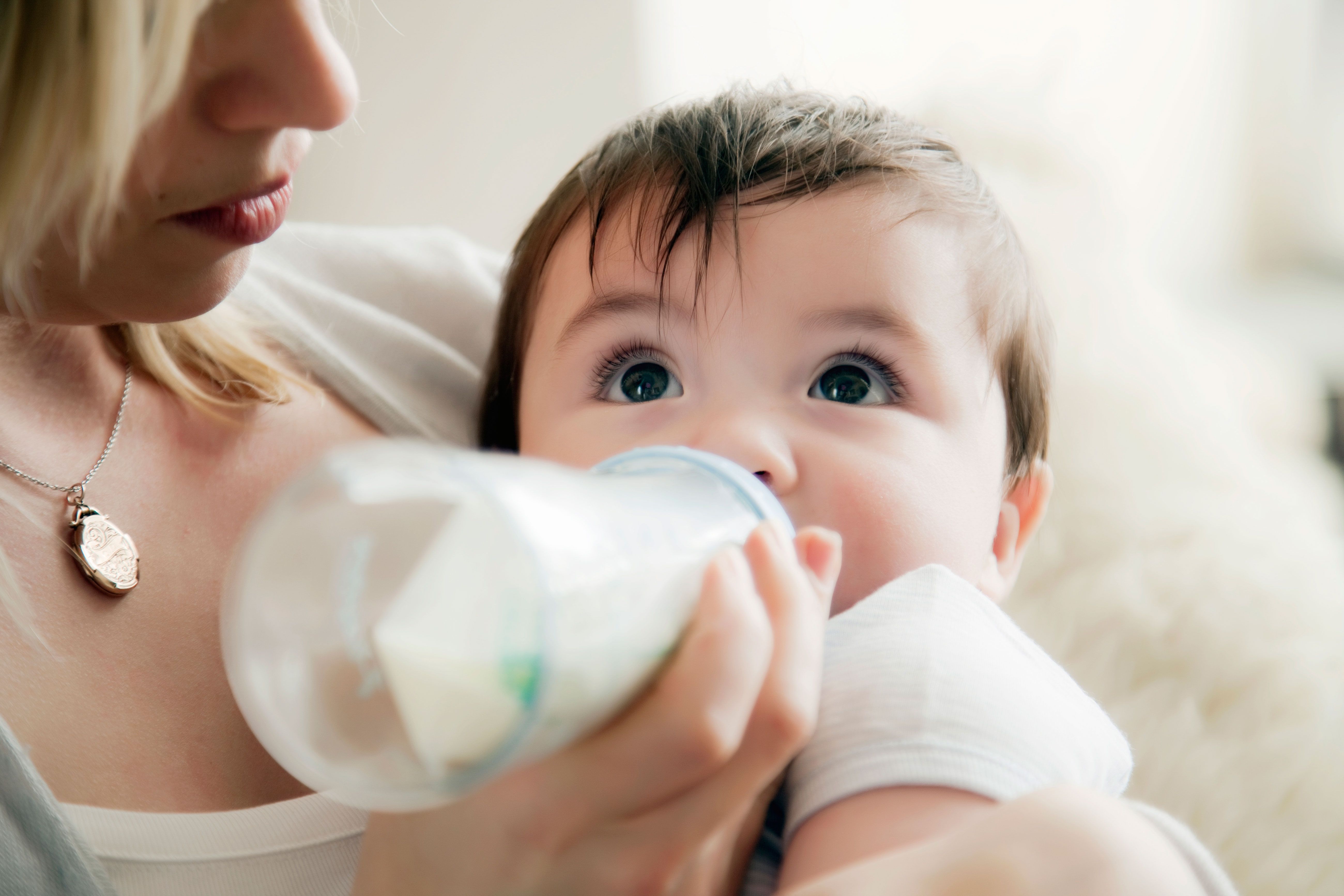 can breastfeeding mom feed baby bottle