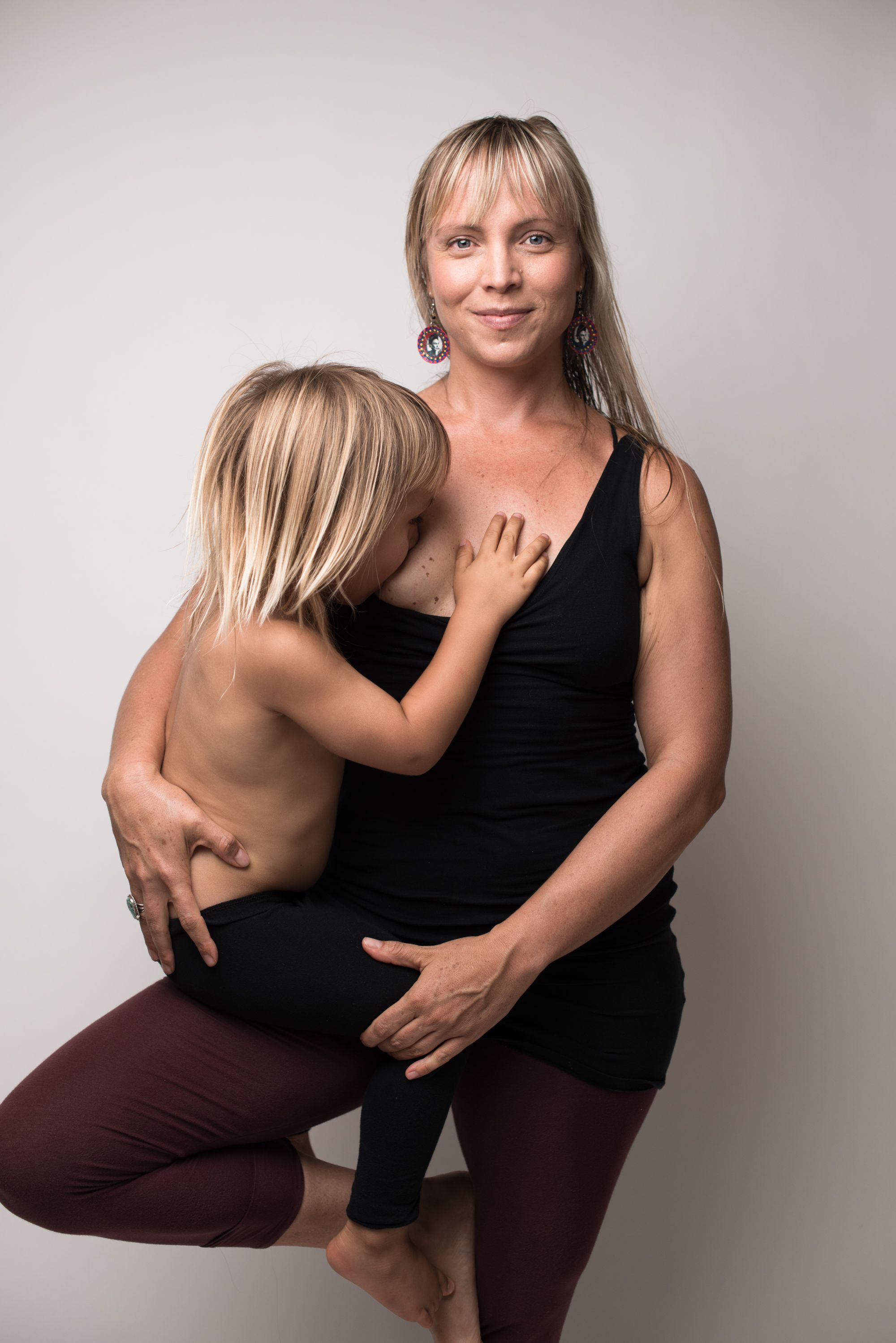 Зрелые мамы с подростком. Фотограф Джейд Билл Breastfeeding. Фотопроект Джейд Билл. Кормление грудью взрослых детей.