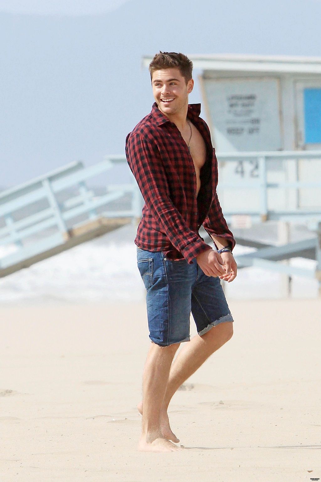 37 Zac Efron Shirtless Photos Zac Efron Half Naked At The Beach