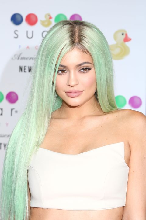 Kylie Jenner Debuts Mint Green Hair After Walking In Kanye Wests 