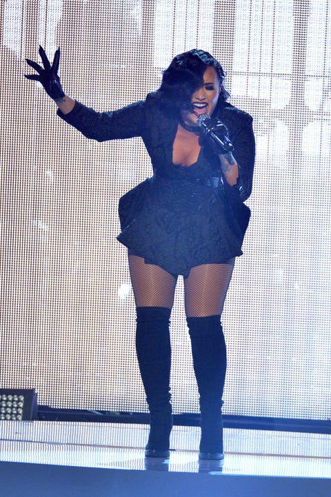 no one knows the words to demi lovato 39 s song at the amas demi lovato birth chart