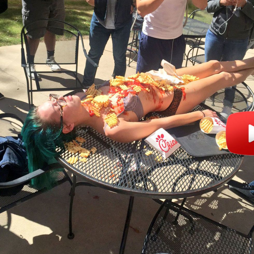 Viral College Student Explains Why She Chose to Get Naked and Cover Herself  With Just Fast Food on Campus