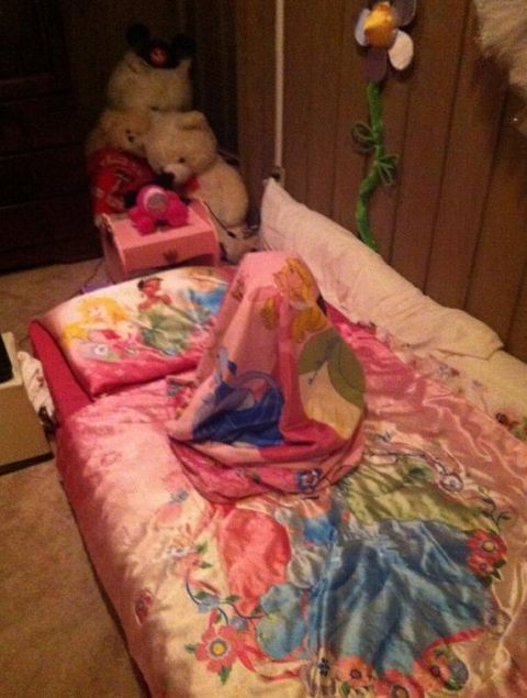 Room, Textile, Stuffed toy, Pink, Toy, Linens, Bedroom, Bedding, Bed sheet, Teddy bear, 