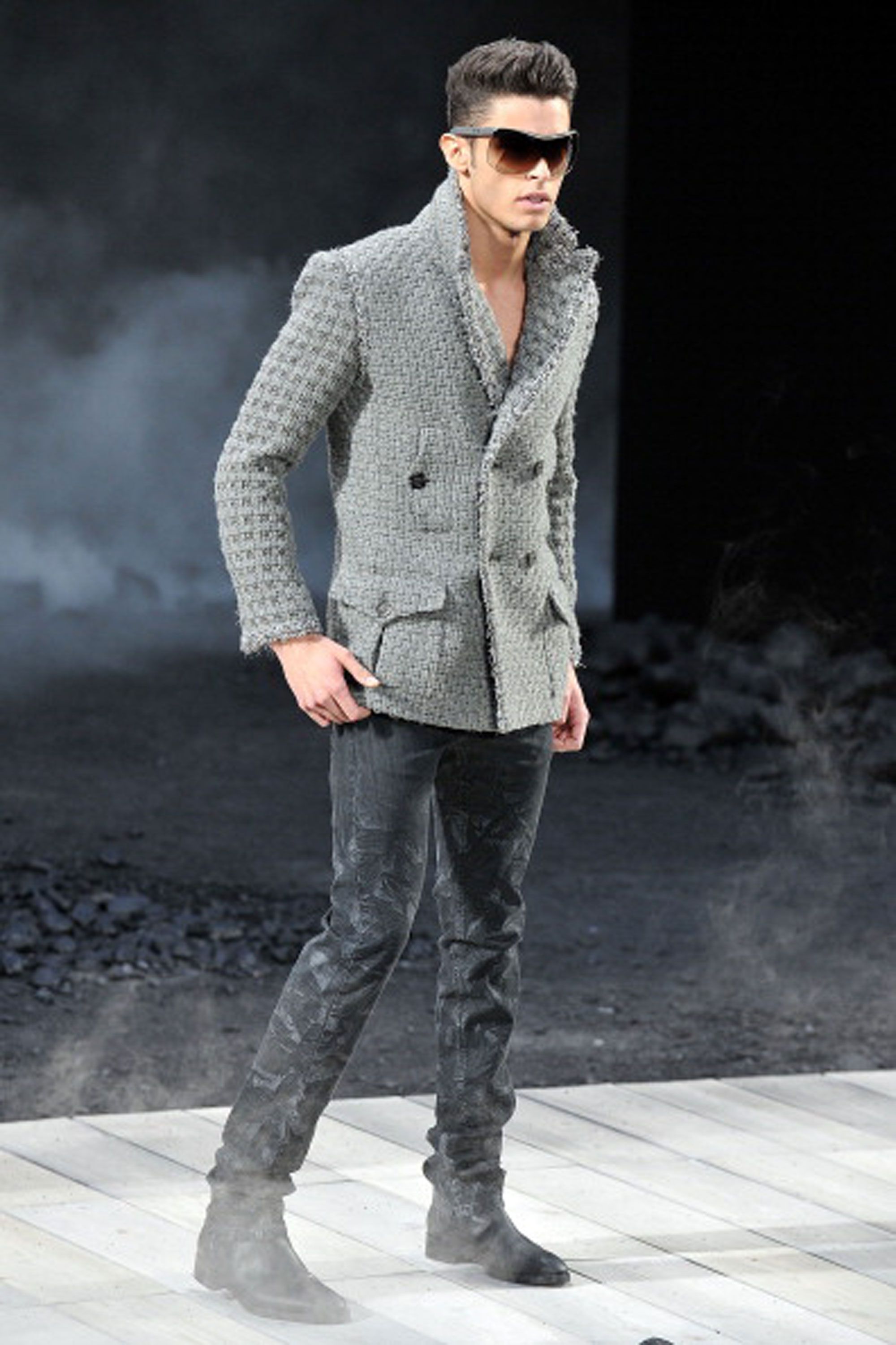 Giveon Gives Chanel Menswear Treatment in Tweed Suit at Grammy Awards   Footwear News