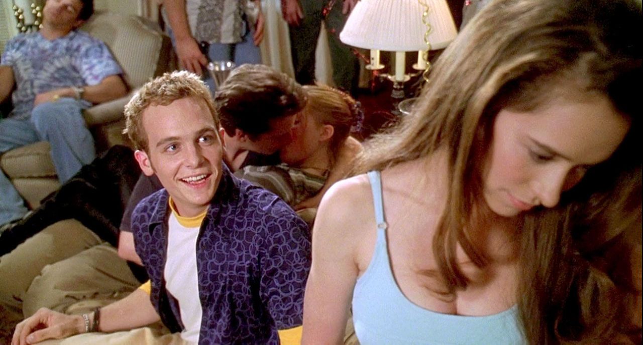 15 Things Guys Think About Hitting on You at a Party