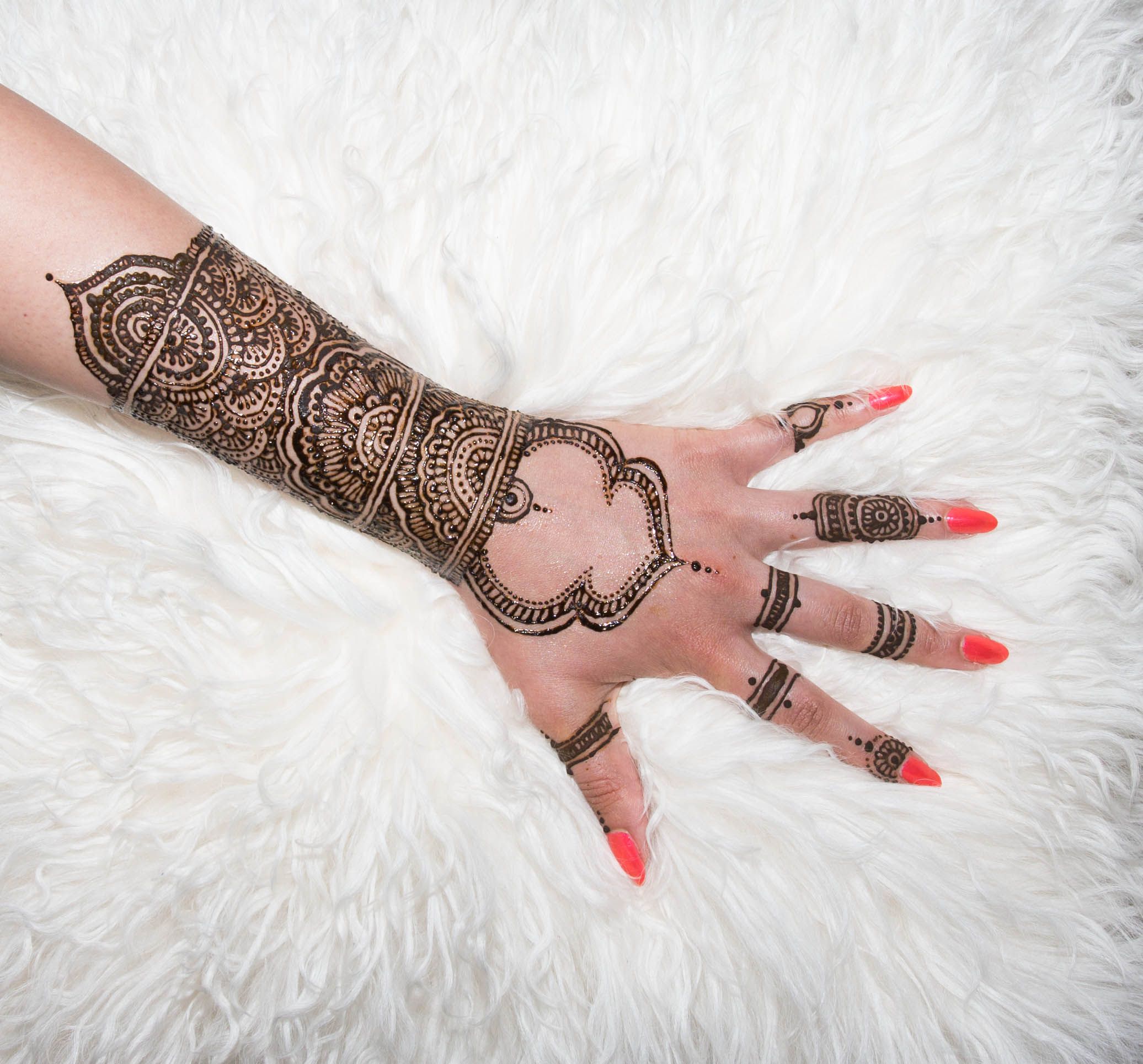 Acrylic Sangeet Hand – Henna Caravan