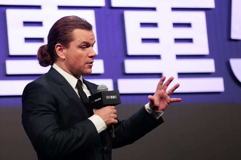 Matt Damon Man Bun Photos - 12 Pictures of Matt Damon and the Man Bun He Magically Grew Matt Damon Man Bun Photos - 12 Pictures of Matt Damon and the Man Bun He Magically Grew