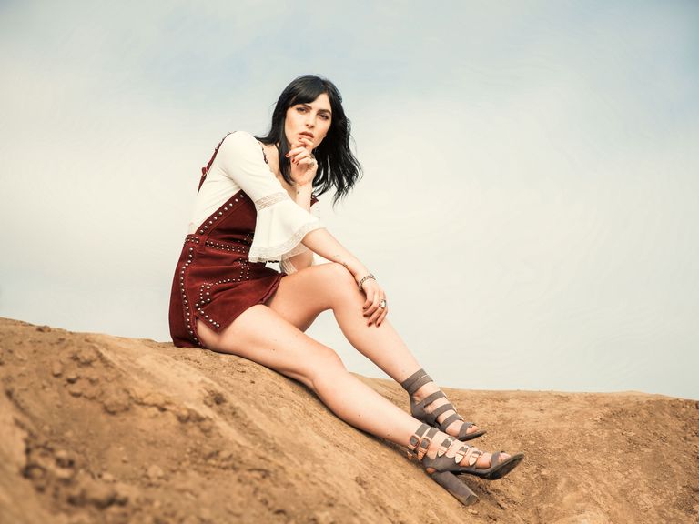 Human leg, Shoe, Landscape, People in nature, Knee, Sitting, Beauty, Thigh, Youth, Black hair, 