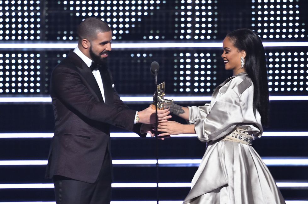 Rihanna Wins 2016 VMA Vanguard – Drake Presents Rihanna With Video ...