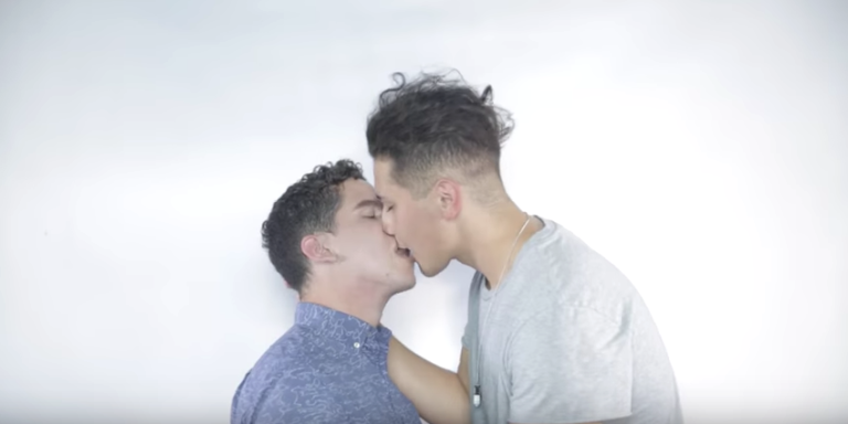 gay men kissing u ttyube